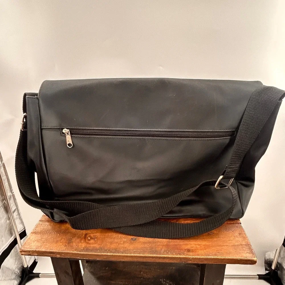 Carryland Black Messenger Bag Adjustable Strap Shoulder Crossbody Work Travel